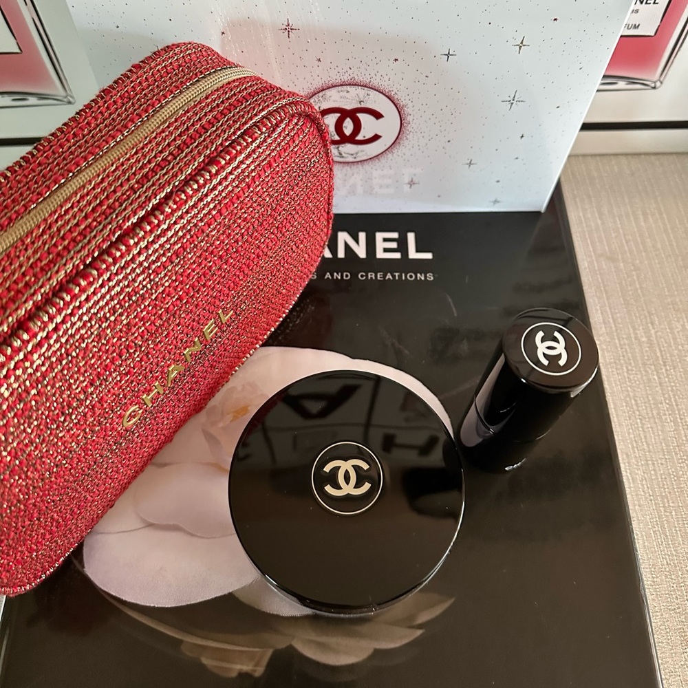 ✨CHANEL Holiday Gift Set
Glow Forth Bronzer Set✨✨